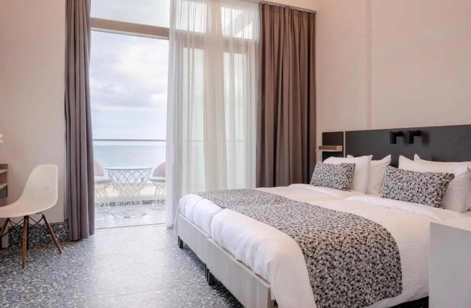 Pearl Seabreeze Suites Rethymno  Rethymno (Crete)
